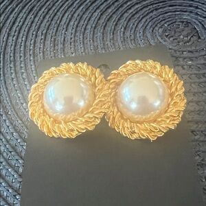 Elegant Gold and Pearl Earrings